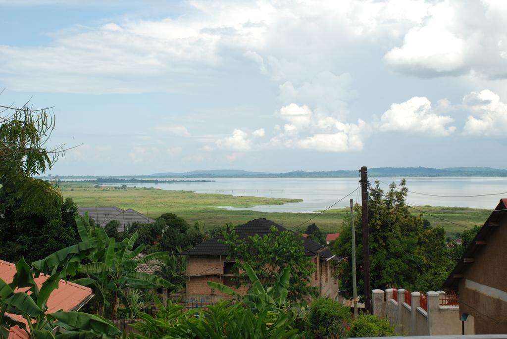 Alison & Dave'S Guesthouse Entebbe Buitenkant foto